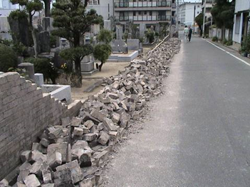 道路に倒れるブロック塀