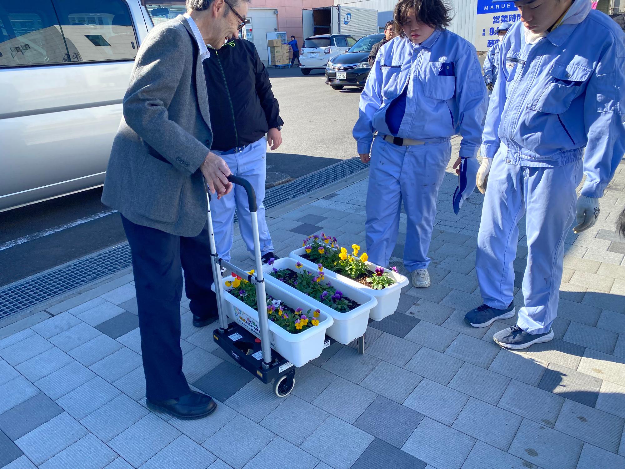 商店街へプランターを届ける様子1