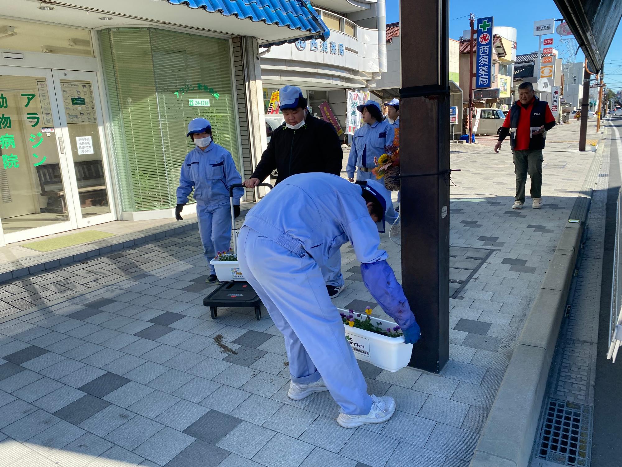 商店街へプランターを届ける様子2