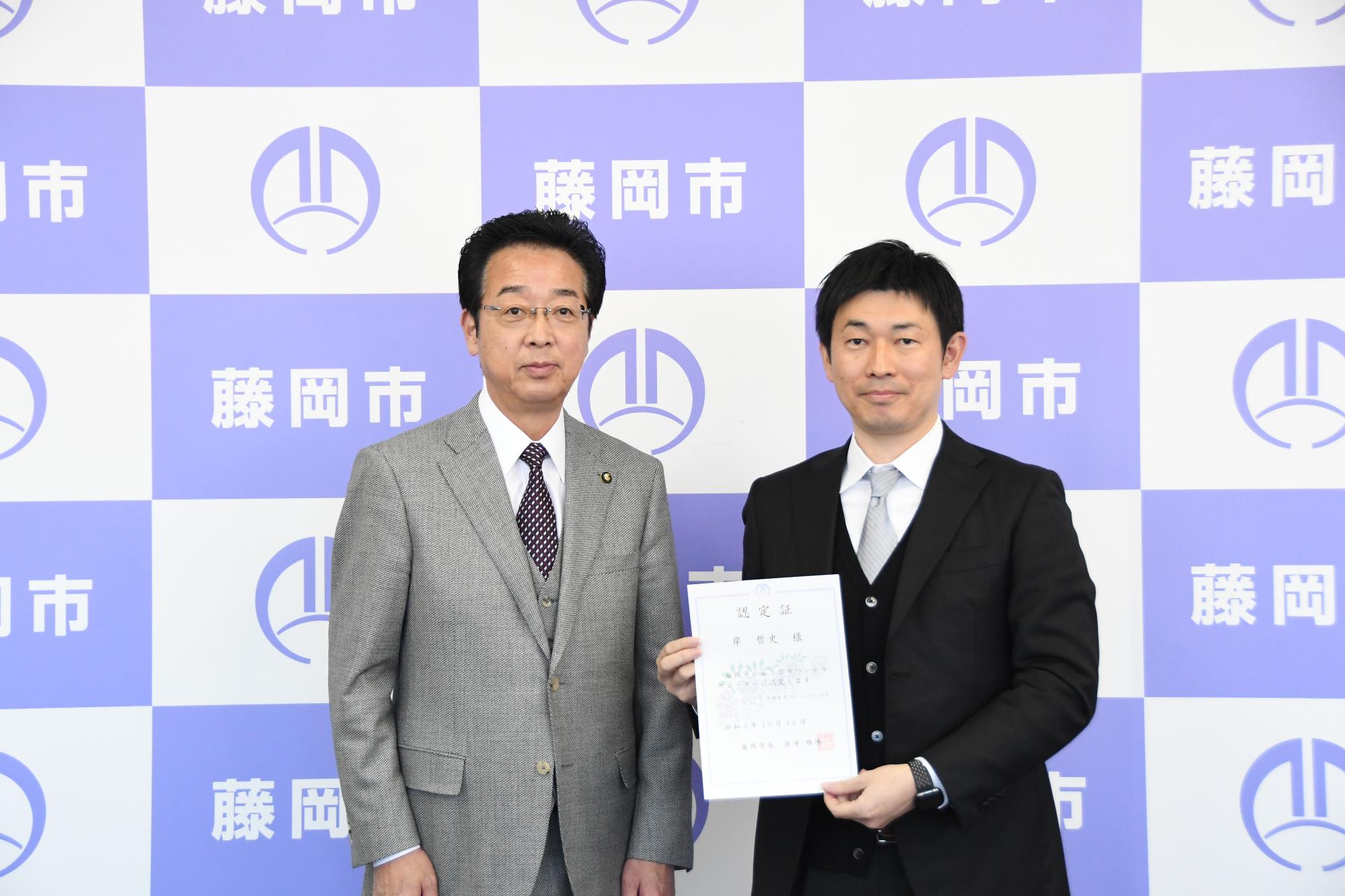 岸 哲史