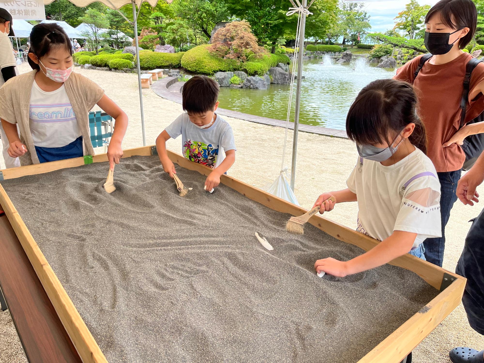 化石レプリカ発掘体験の様子