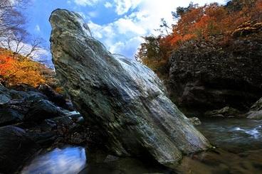 三波石峡の48石の一つ舟石