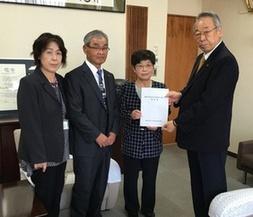 新井市長へ提言書を提出する様子