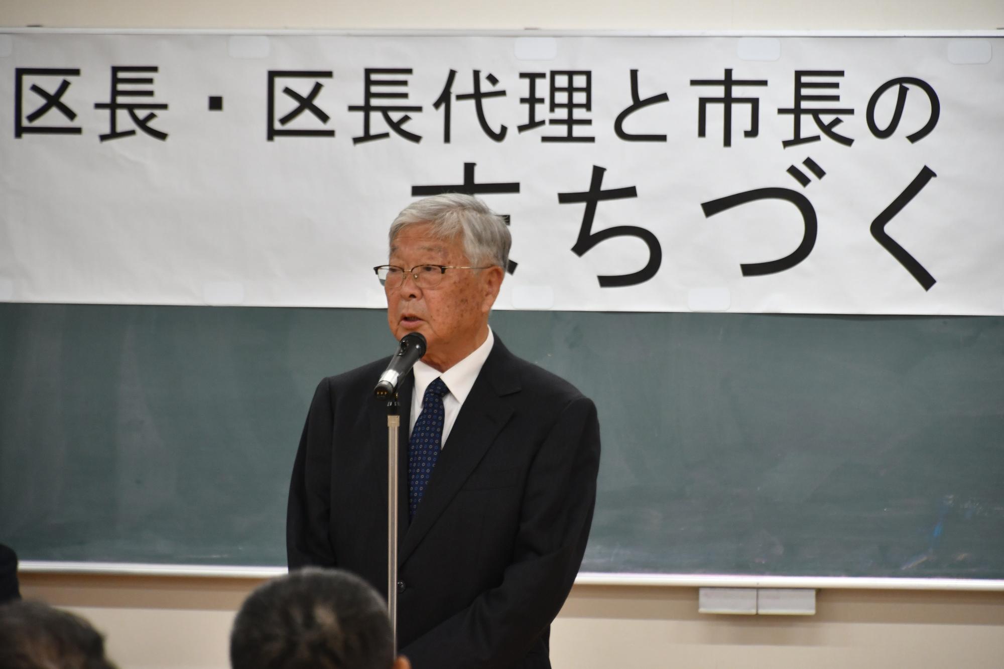 藤岡地区の懇談会の開会にあたり挨拶する針谷会長の写真
