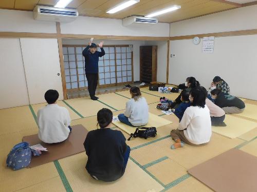 親子で手遊び歌遊び教室の様子