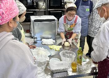 パンのこね方を教わる参加者
