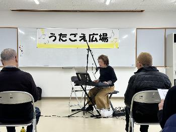伴奏に合わせて歌唱する先生