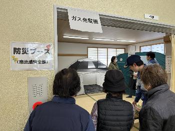防災ブースで説明を受ける来場者
