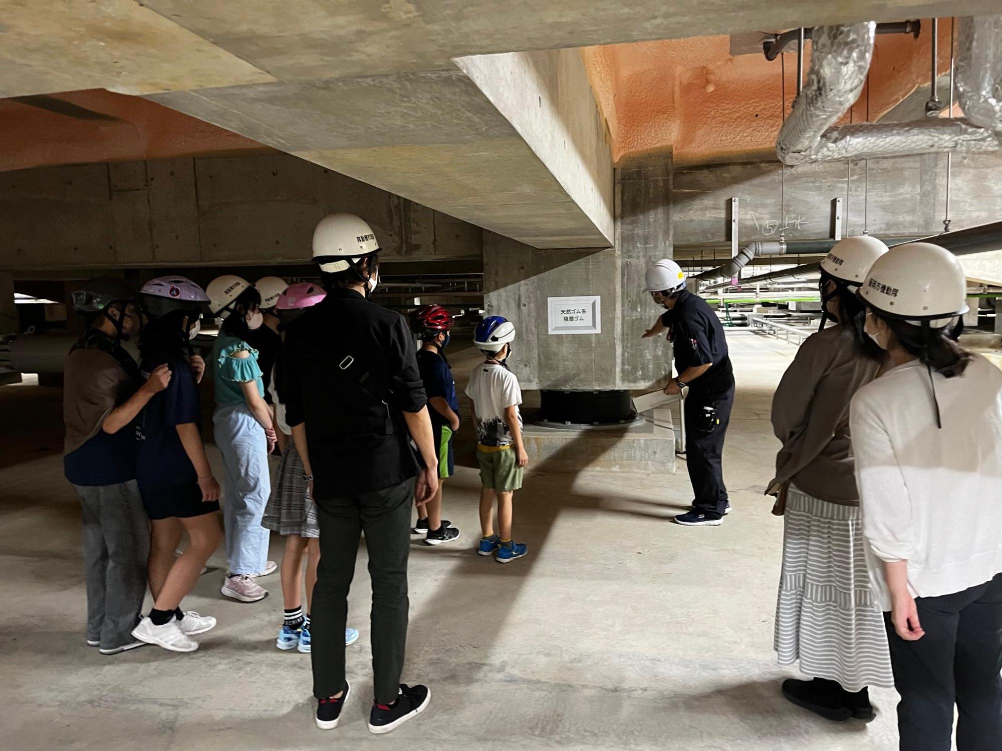 地下免震装置見学