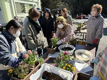 寄せ植えの説明をする講師