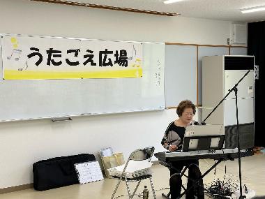 うたごえ広場で演奏する講師