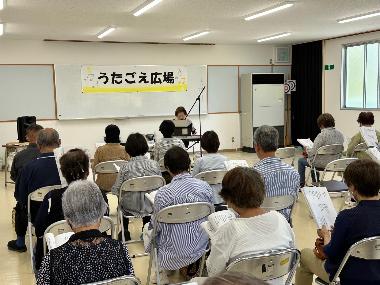 伴奏に合わせて歌う参加者