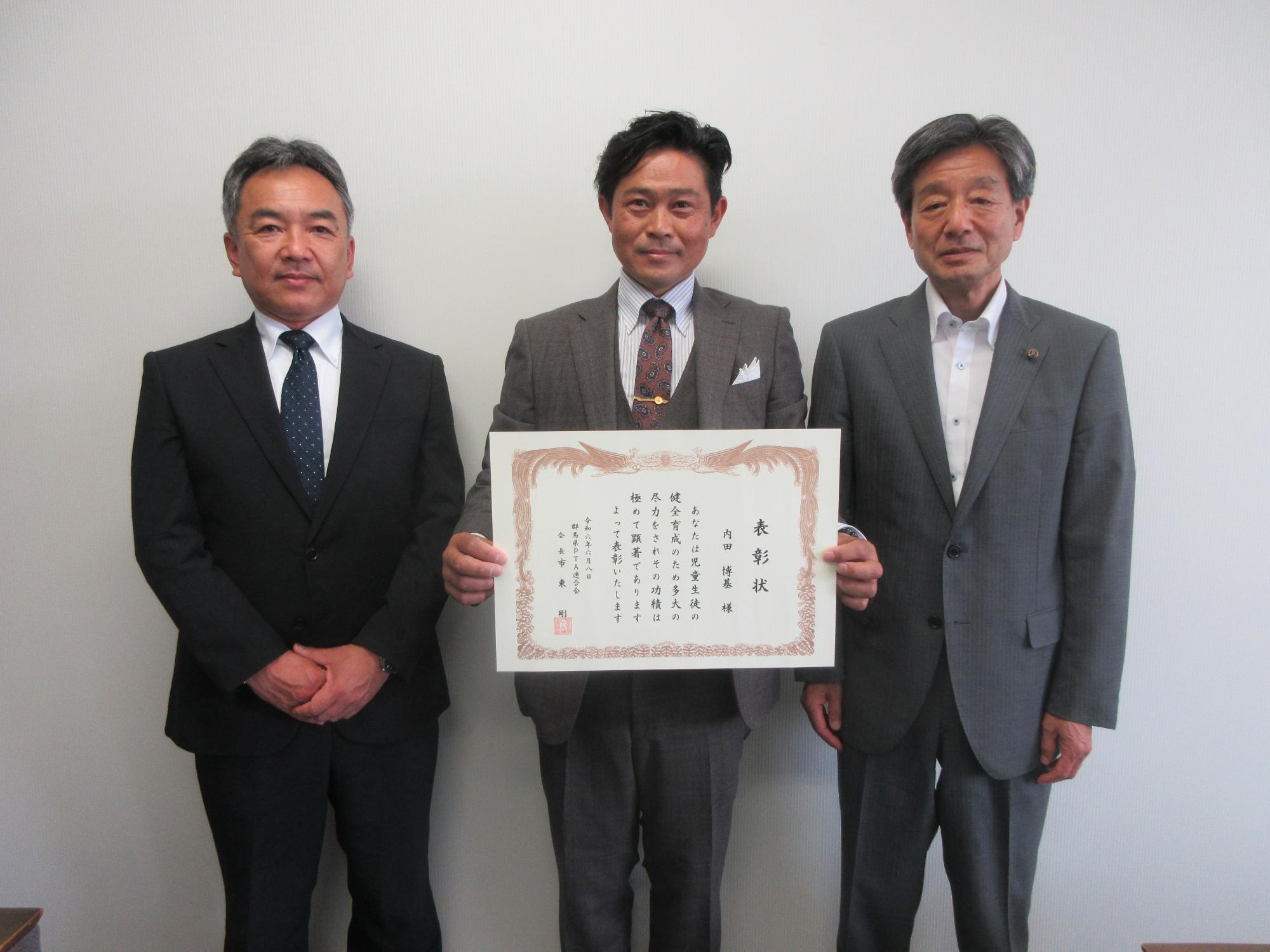 田中教育長への受賞報告の写真