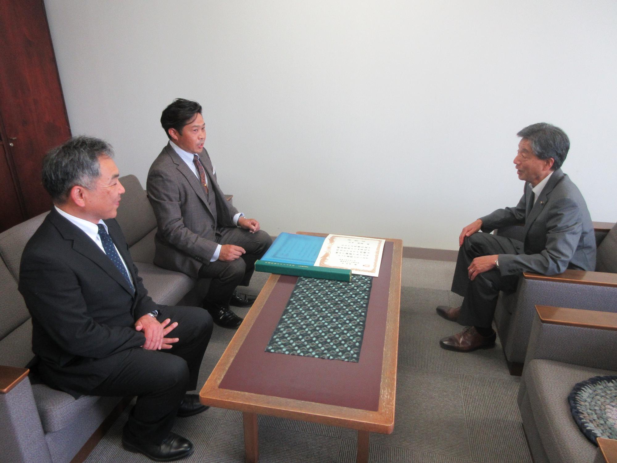 田中教育長への受賞報告の写真