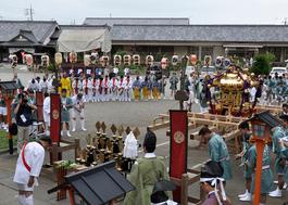 祭り衣装を着た人でにぎわう藤岡祭り出発式のようすの写真