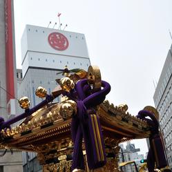 東京日本橋三越前の諏訪神社宮神輿の写真