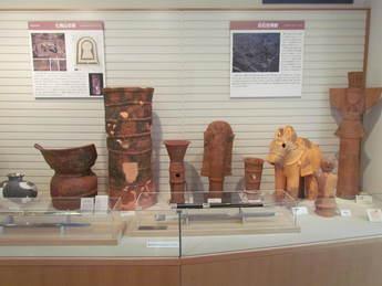 藤岡歴史館常設展示室の埴輪の並ぶ展示の写真