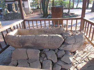 横から見た宋永寺舟形石棺の写真