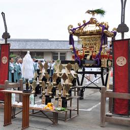 神輿と祭りの人々のいる藤岡祭りの出発式のようすの写真