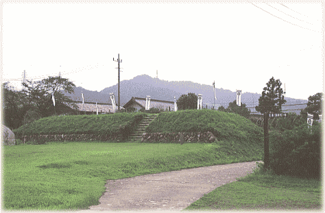 旗と緑の芝生の見える平井城跡の公園の写真
