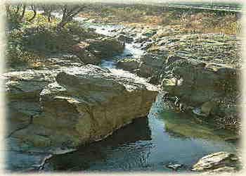 大きな岩が目立つ蛇喰渓谷の写真