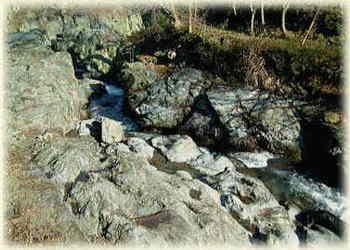 岩の目立つ蛇喰渓谷の写真