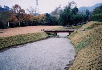 平井城跡の復元された堀と橋の写真