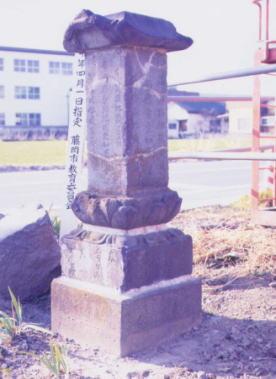 篠塚にある道標付笠石四角塔の写真
