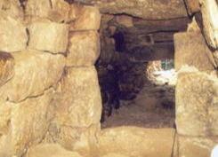 皇子塚古墳の石室開口時の内部の写真
