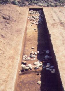 七輿山古墳の調査時の前方部外堀の様子の写真
