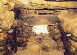 皇子塚古墳の石室内前室の写真