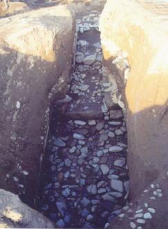 平井地区1号古墳の調査時の墳頂部からみた石室の写真