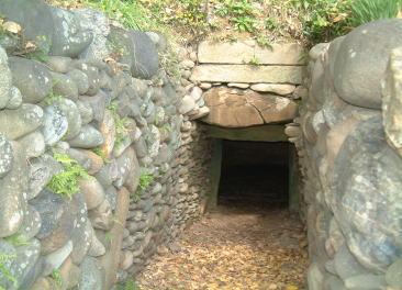 伊勢塚古墳の石室の入り口の写真