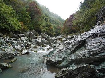 岩の美しい三波石峡の下流からの眺めの写真