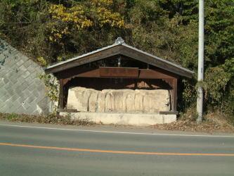 道路沿いにある地蔵仏の写真