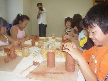 学習室での体験学習をする子供たちと作品の写真