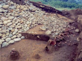 平井地区1号古墳の石室前遺物の出土した状態の写真
