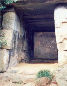 喜蔵塚古墳の巨大な石で積まれた石室の写真