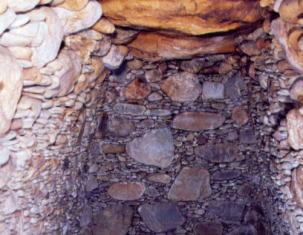 石積みされた霊符殿古墳石室の写真