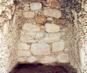平地神社古墳の石室内奥壁の写真