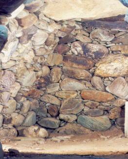 大きな石で積まれた堀越塚古墳の石室の写真