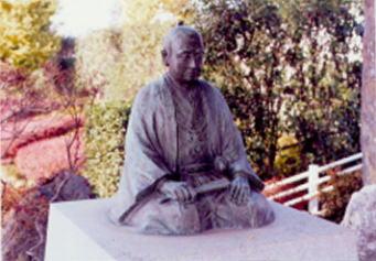 関孝和の銅像の写真
