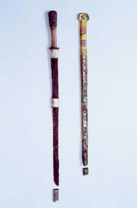 銀象眼円頭大刀（左）・金銅装単鳳環頭大刀（右）の写真