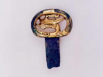 皇子塚古墳から出土した単龍環頭大刀の柄頭の写真