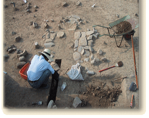 遺跡の発掘調査をする人と発掘現場の様子の写真