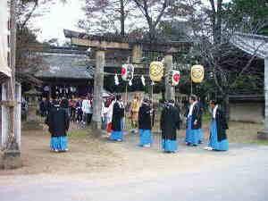 三嶋神社の本社より出発するところの鳥居や祭り衣装の人々の写った写真