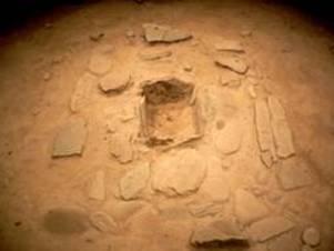 譲原石器時代住居跡覆屋の中の住居跡（炉跡）の写真