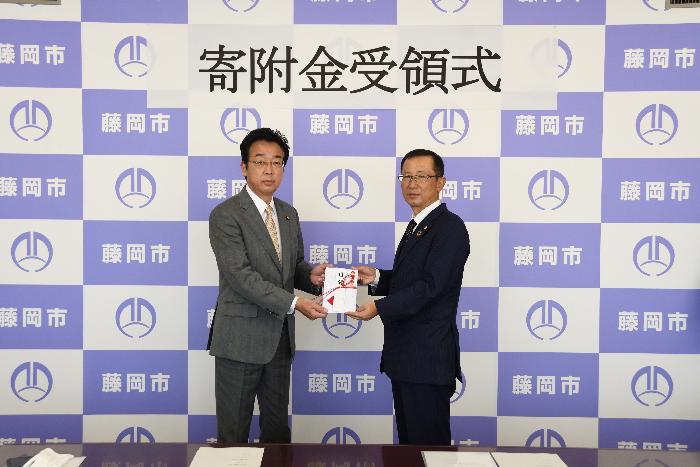 寄附金を受領する新井市長