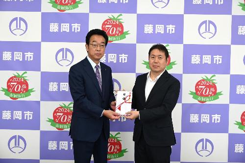 企業版ふるさと寄附金受領式の様子