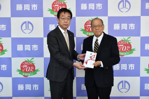企業版ふるさと寄附金受領式の様子